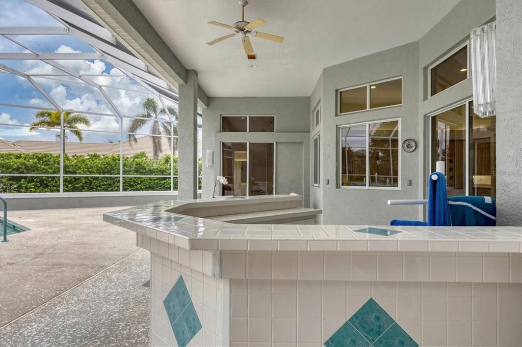 合同活跃: $1,300,000 (3 贝兹, 3 浴室, 4131 平方英尺)