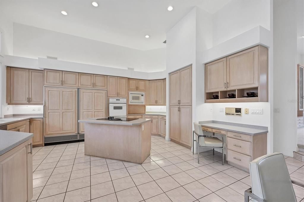 合同活跃: $1,300,000 (3 贝兹, 3 浴室, 4131 平方英尺)