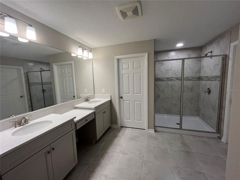 出租: $3,599 (5 贝兹, 3 浴室, 3292 平方英尺)