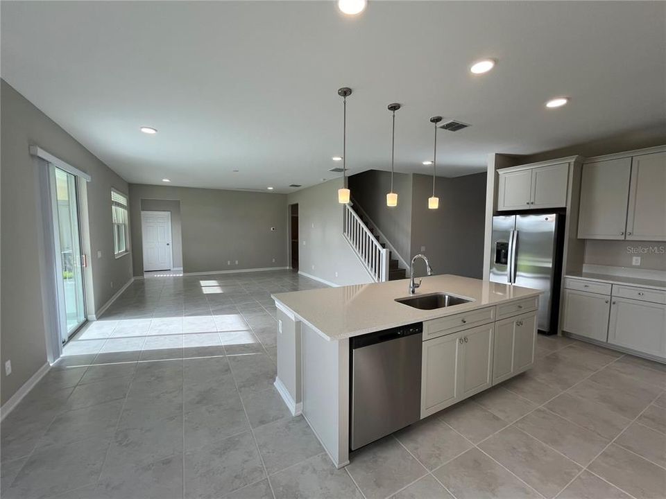 出租: $3,599 (5 贝兹, 3 浴室, 3292 平方英尺)