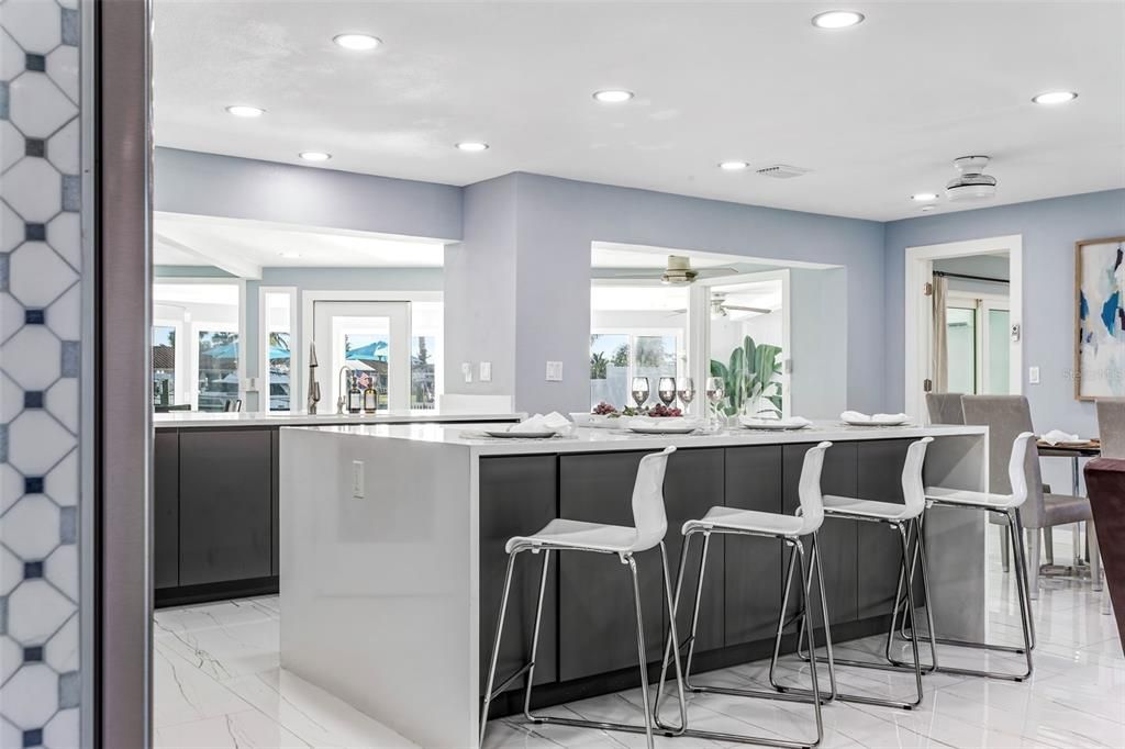 Под контрактом: $1,580,000 (3 спален, 2 ванн, 2621 Квадратных фут)