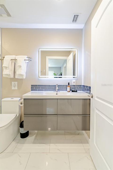 Под контрактом: $1,580,000 (3 спален, 2 ванн, 2621 Квадратных фут)