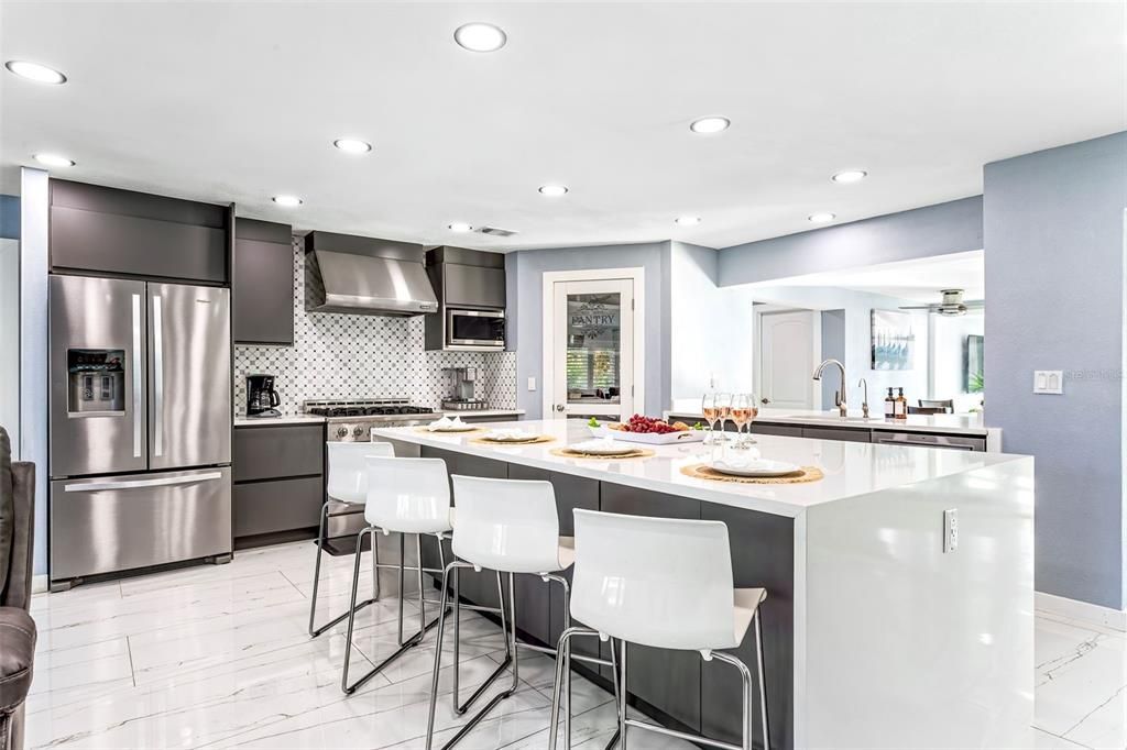 Под контрактом: $1,580,000 (3 спален, 2 ванн, 2621 Квадратных фут)