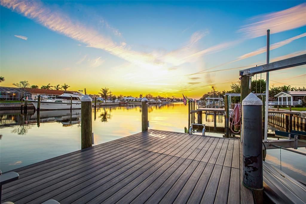 Под контрактом: $1,580,000 (3 спален, 2 ванн, 2621 Квадратных фут)