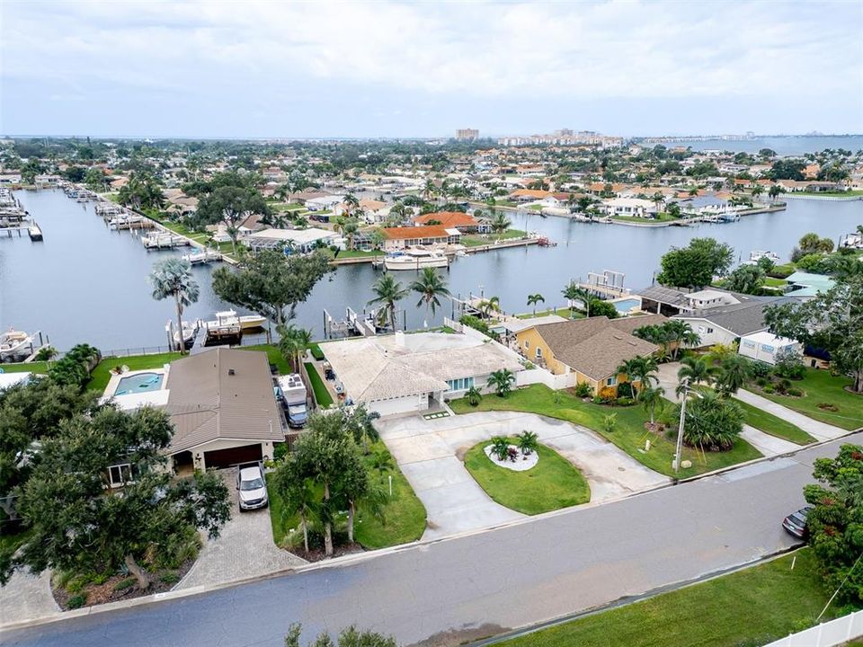 Под контрактом: $1,580,000 (3 спален, 2 ванн, 2621 Квадратных фут)