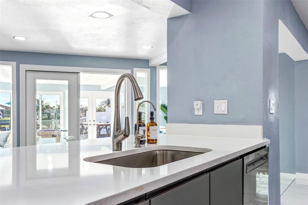 Под контрактом: $1,580,000 (3 спален, 2 ванн, 2621 Квадратных фут)