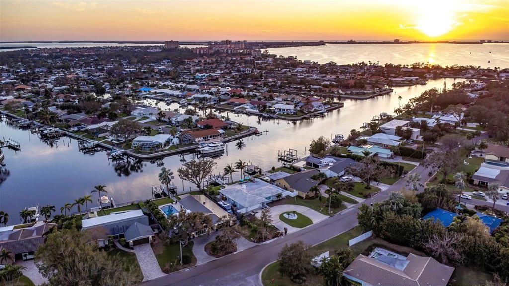 Под контрактом: $1,580,000 (3 спален, 2 ванн, 2621 Квадратных фут)