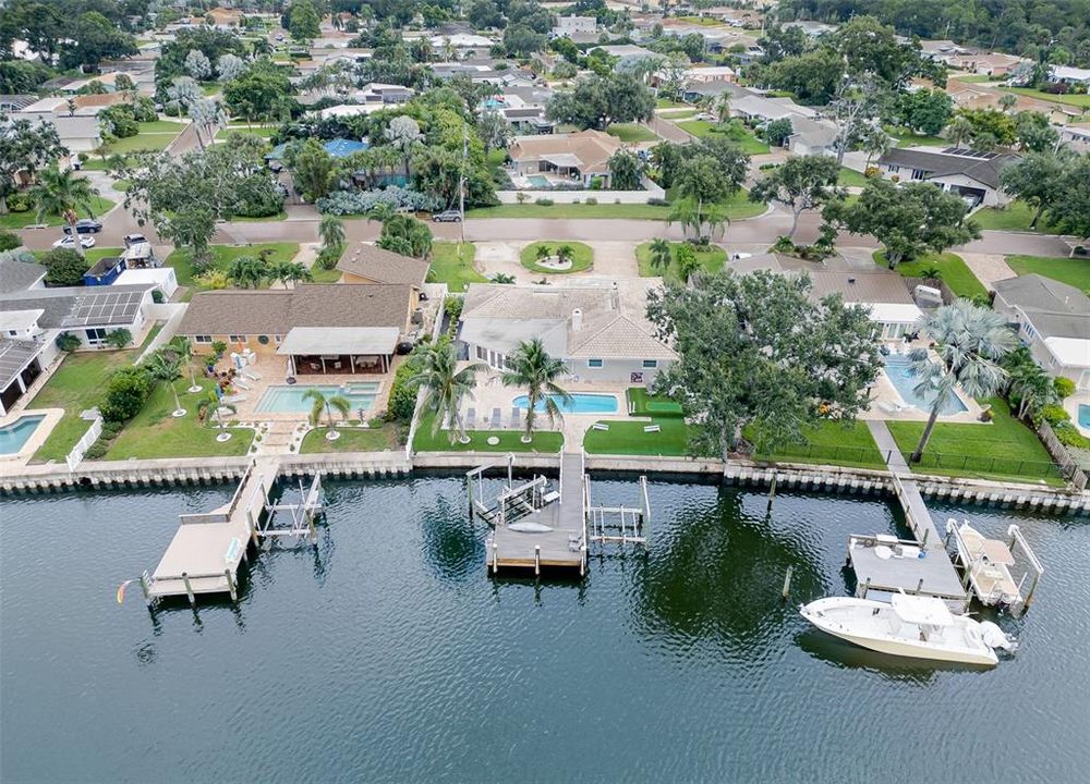 Под контрактом: $1,580,000 (3 спален, 2 ванн, 2621 Квадратных фут)