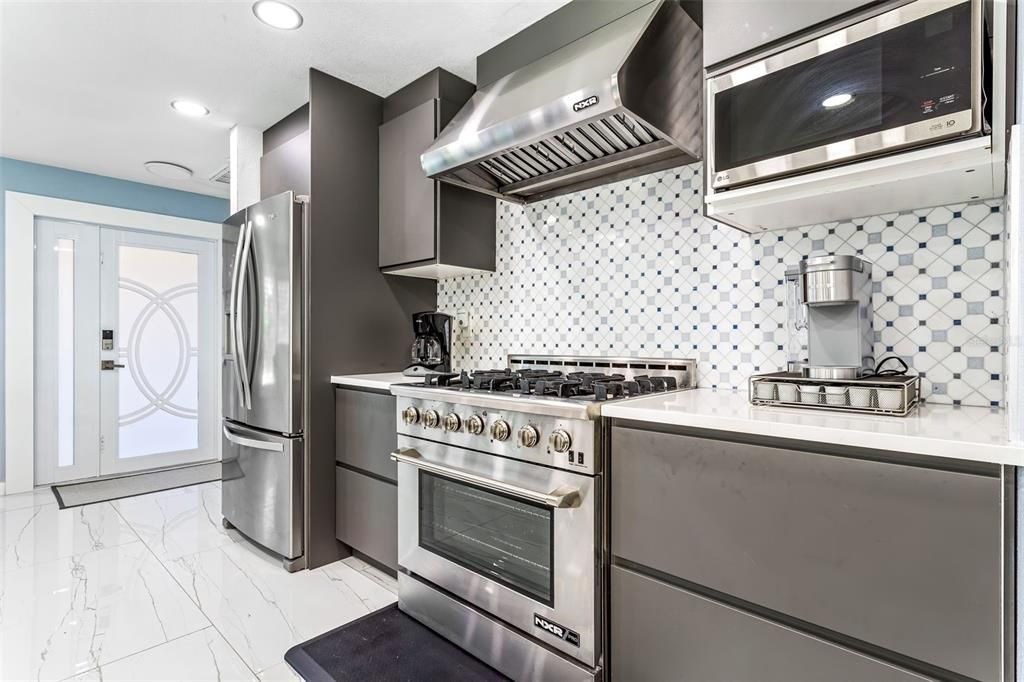 Под контрактом: $1,580,000 (3 спален, 2 ванн, 2621 Квадратных фут)