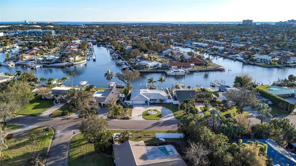 Под контрактом: $1,580,000 (3 спален, 2 ванн, 2621 Квадратных фут)