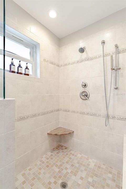 Под контрактом: $1,580,000 (3 спален, 2 ванн, 2621 Квадратных фут)