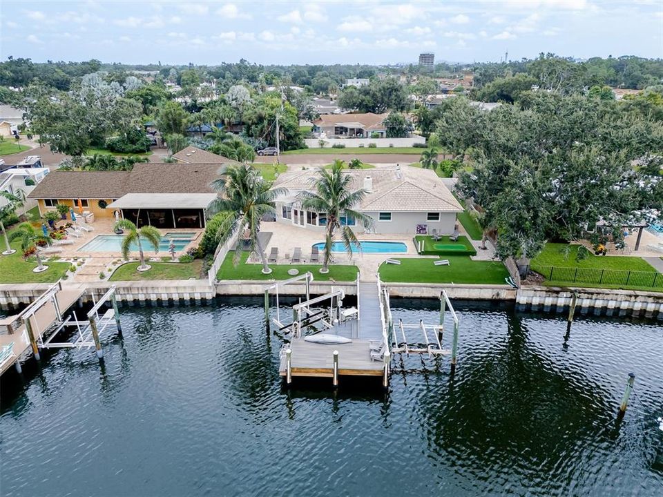 Под контрактом: $1,580,000 (3 спален, 2 ванн, 2621 Квадратных фут)