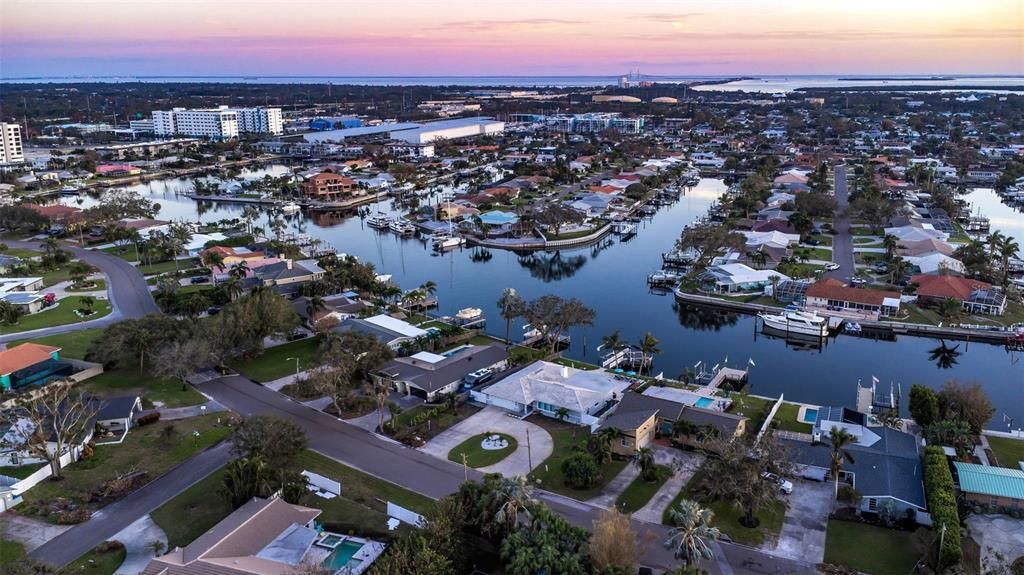 Под контрактом: $1,580,000 (3 спален, 2 ванн, 2621 Квадратных фут)