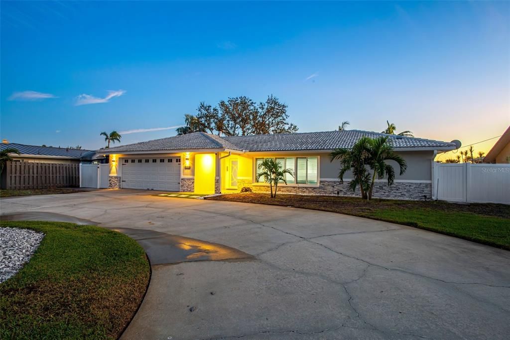 Под контрактом: $1,580,000 (3 спален, 2 ванн, 2621 Квадратных фут)