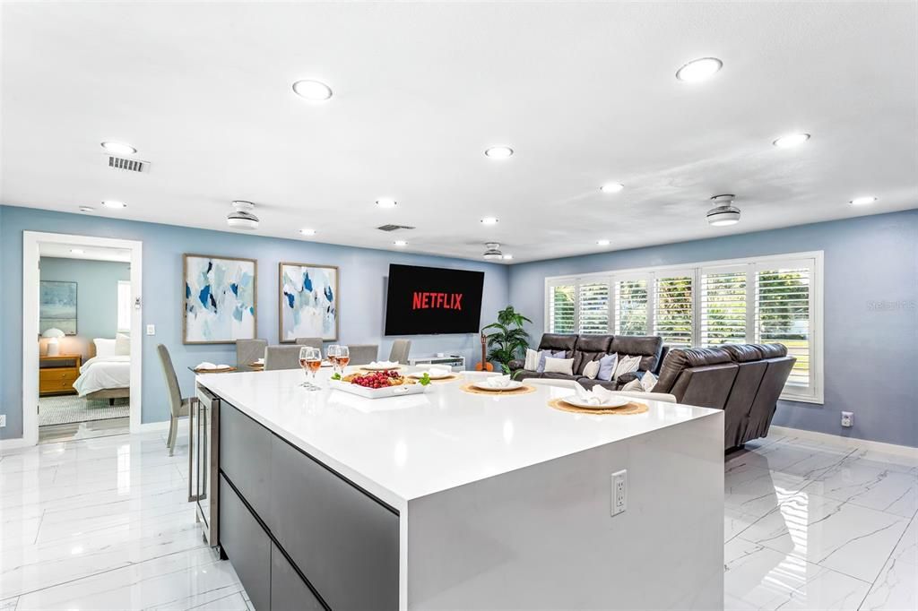 Под контрактом: $1,580,000 (3 спален, 2 ванн, 2621 Квадратных фут)