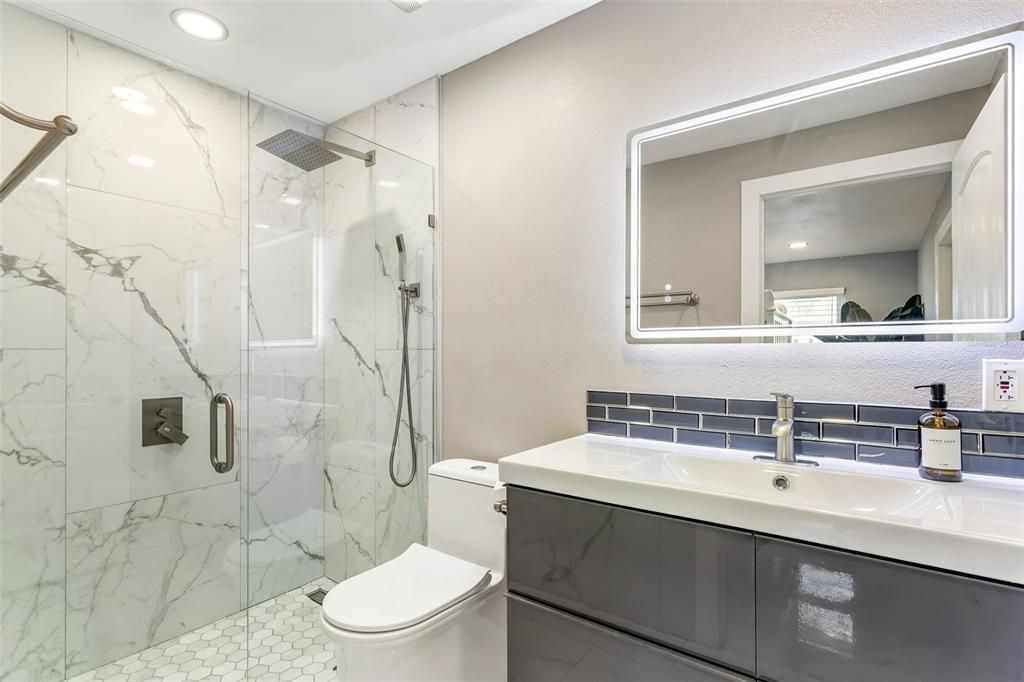 Под контрактом: $1,580,000 (3 спален, 2 ванн, 2621 Квадратных фут)