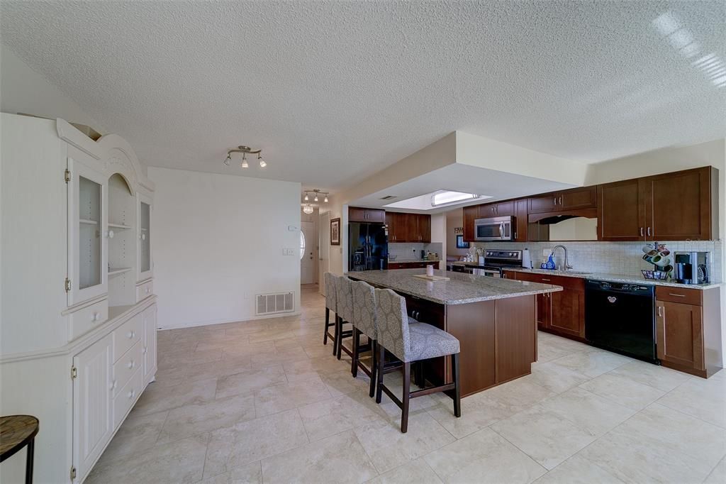 For Sale: $295,000 (2 beds, 2 baths, 1713 Square Feet)