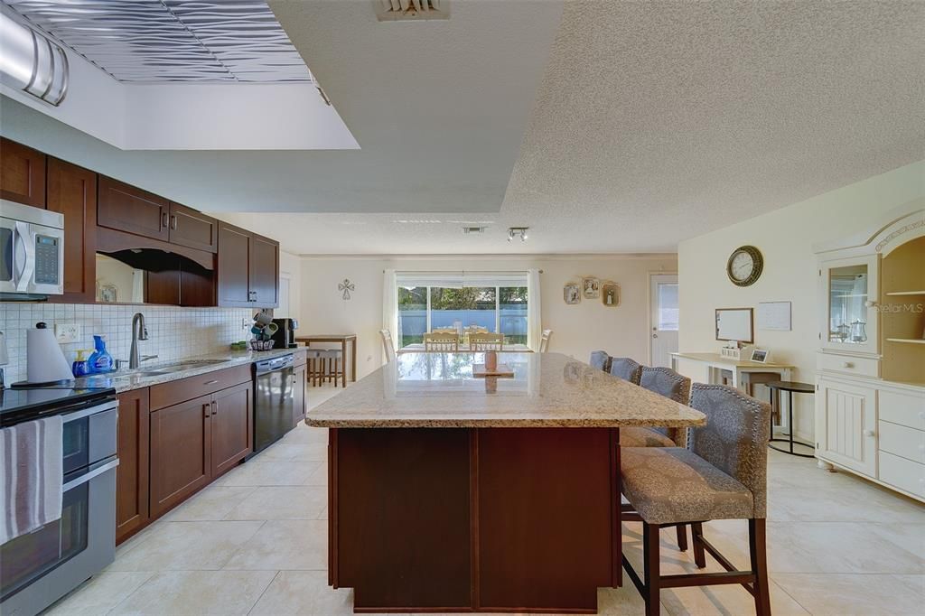 For Sale: $295,000 (2 beds, 2 baths, 1713 Square Feet)