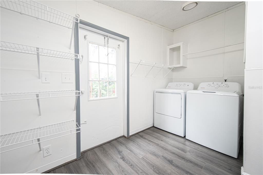 Active With Contract: $349,900 (3 beds, 2 baths, 1560 Square Feet)