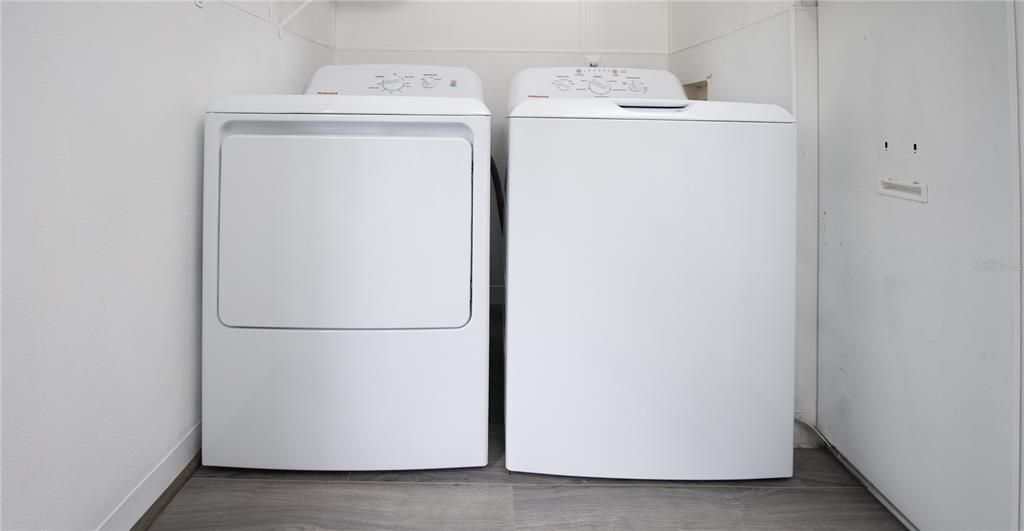 Active With Contract: $349,900 (3 beds, 2 baths, 1560 Square Feet)