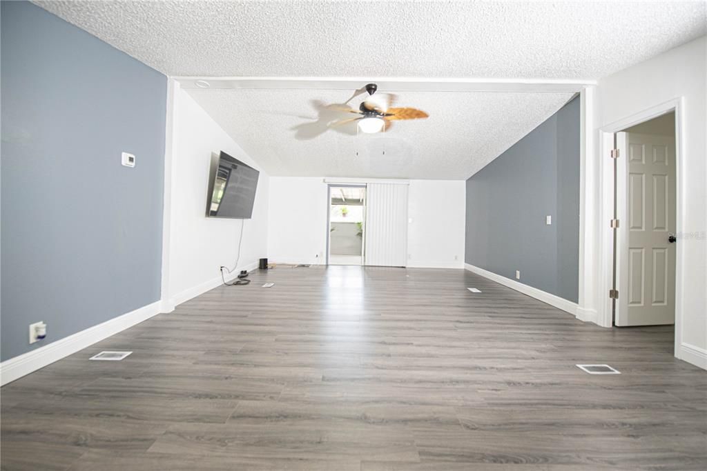 Active With Contract: $349,900 (3 beds, 2 baths, 1560 Square Feet)