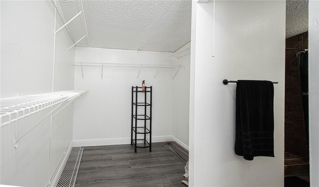 Active With Contract: $349,900 (3 beds, 2 baths, 1560 Square Feet)