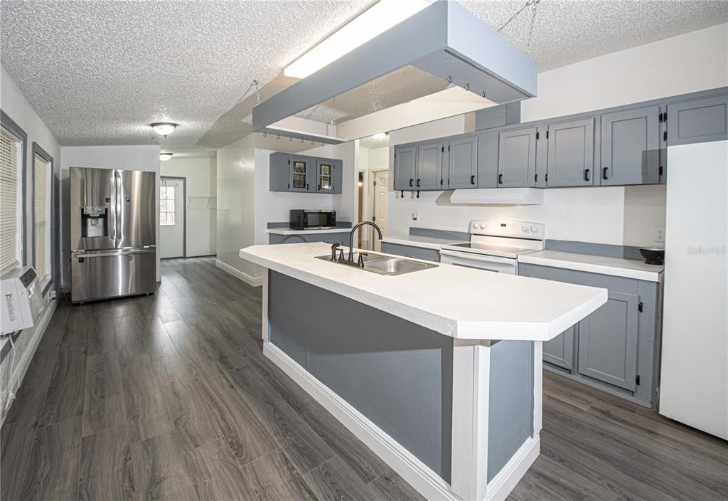 Active With Contract: $349,900 (3 beds, 2 baths, 1560 Square Feet)