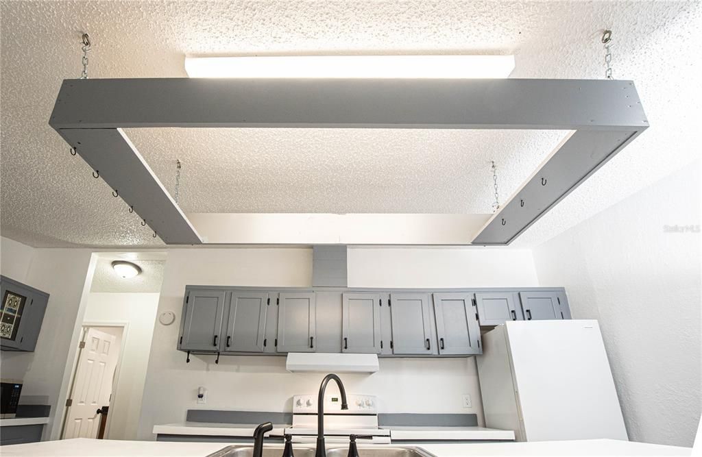 Active With Contract: $349,900 (3 beds, 2 baths, 1560 Square Feet)