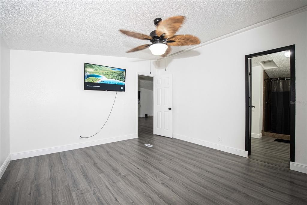 Active With Contract: $349,900 (3 beds, 2 baths, 1560 Square Feet)