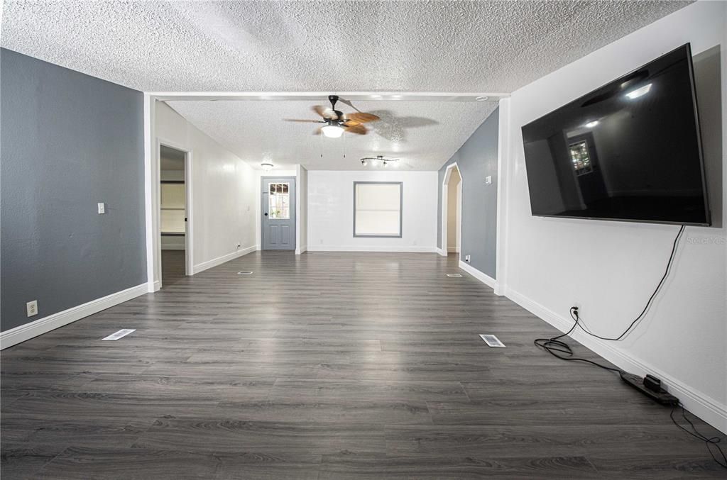 Active With Contract: $349,900 (3 beds, 2 baths, 1560 Square Feet)