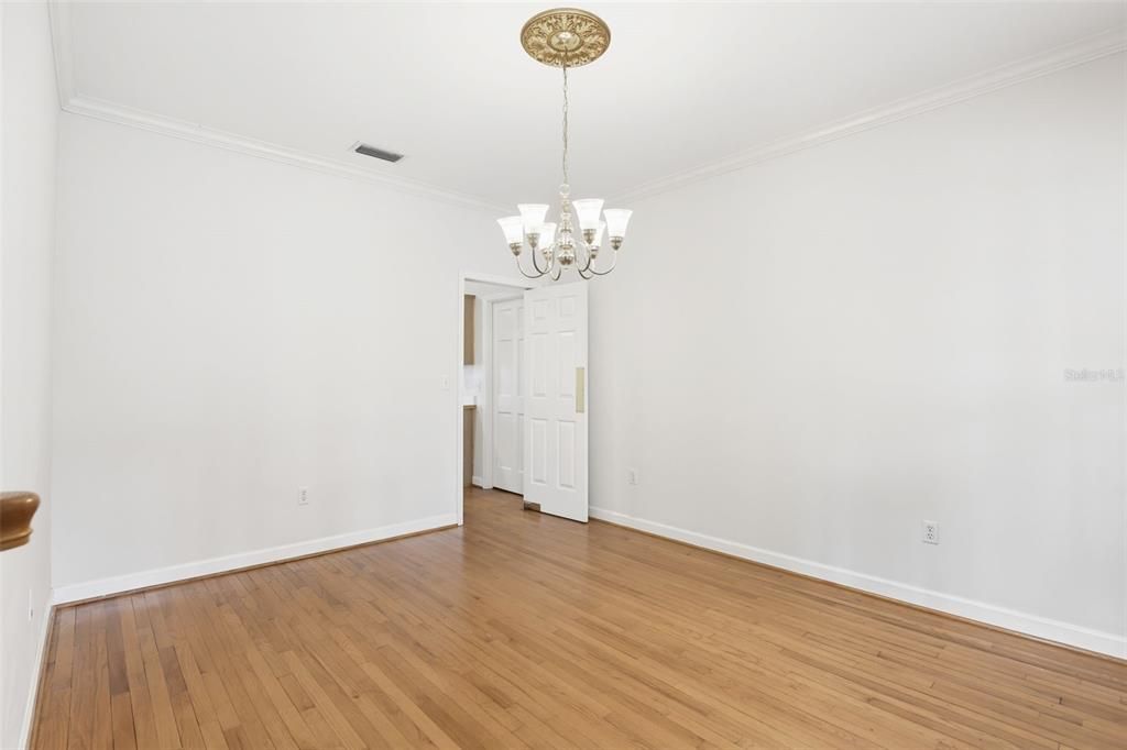 合同活跃: $697,000 (3 贝兹, 2 浴室, 2462 平方英尺)