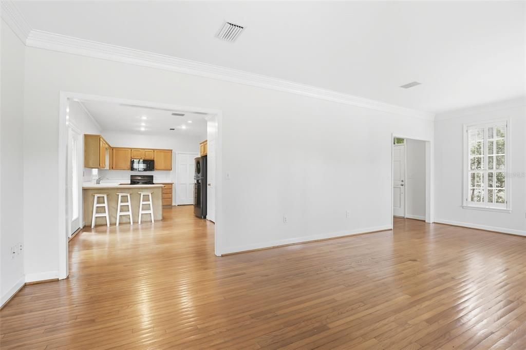 合同活跃: $697,000 (3 贝兹, 2 浴室, 2462 平方英尺)