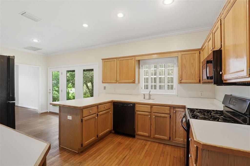 合同活跃: $697,000 (3 贝兹, 2 浴室, 2462 平方英尺)