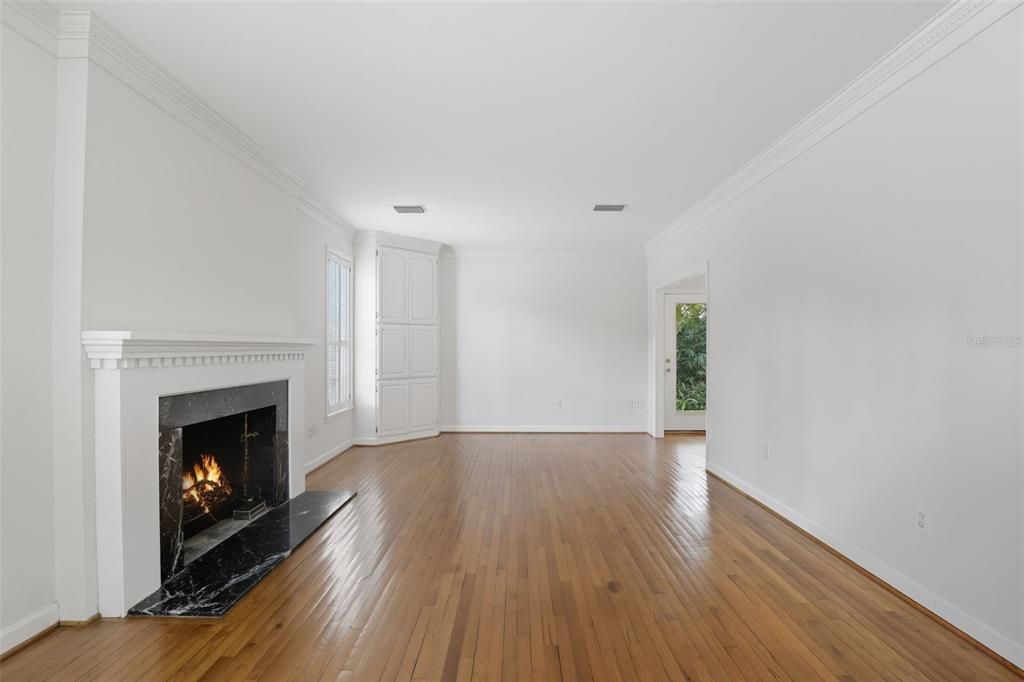 合同活跃: $697,000 (3 贝兹, 2 浴室, 2462 平方英尺)