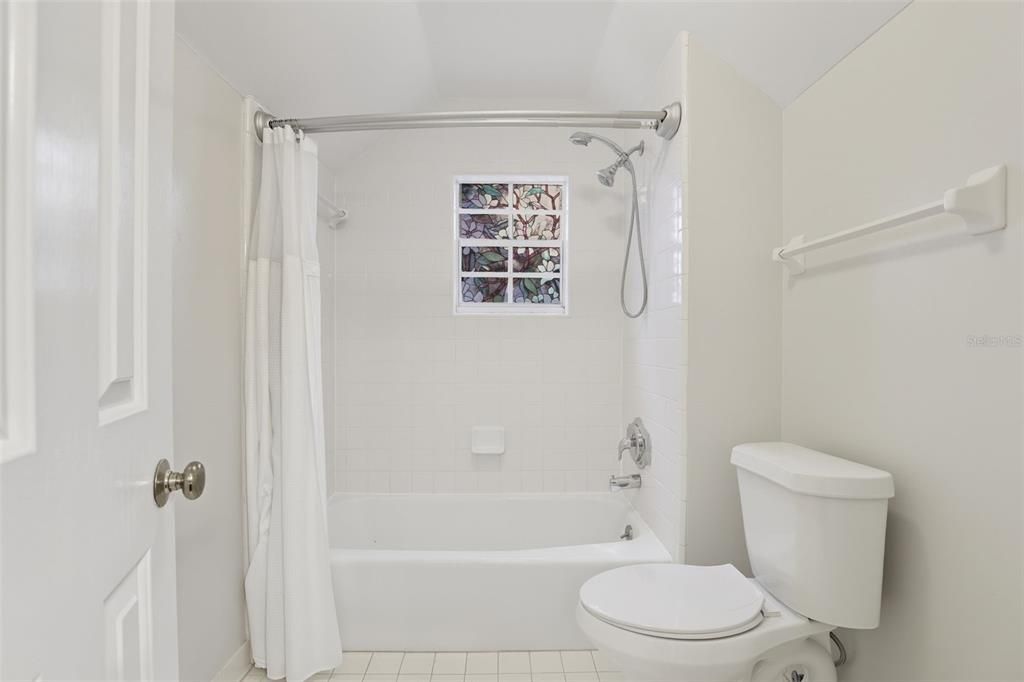 合同活跃: $697,000 (3 贝兹, 2 浴室, 2462 平方英尺)