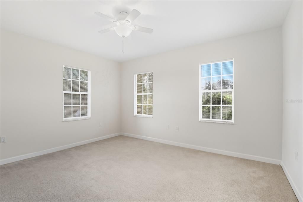 合同活跃: $697,000 (3 贝兹, 2 浴室, 2462 平方英尺)