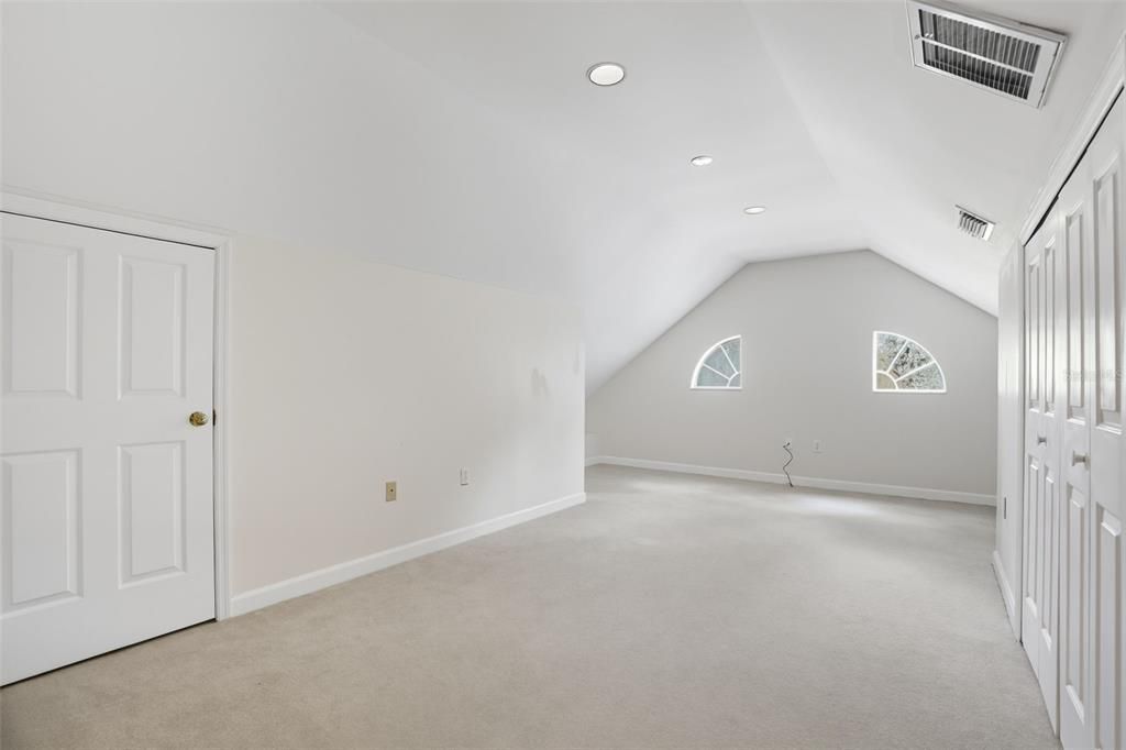 合同活跃: $697,000 (3 贝兹, 2 浴室, 2462 平方英尺)