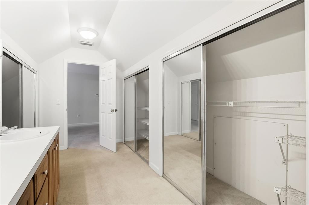 合同活跃: $697,000 (3 贝兹, 2 浴室, 2462 平方英尺)