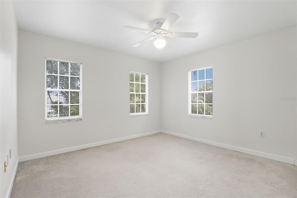 合同活跃: $697,000 (3 贝兹, 2 浴室, 2462 平方英尺)