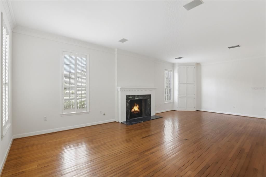 合同活跃: $697,000 (3 贝兹, 2 浴室, 2462 平方英尺)