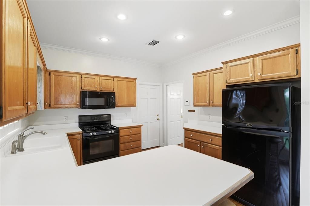 合同活跃: $697,000 (3 贝兹, 2 浴室, 2462 平方英尺)