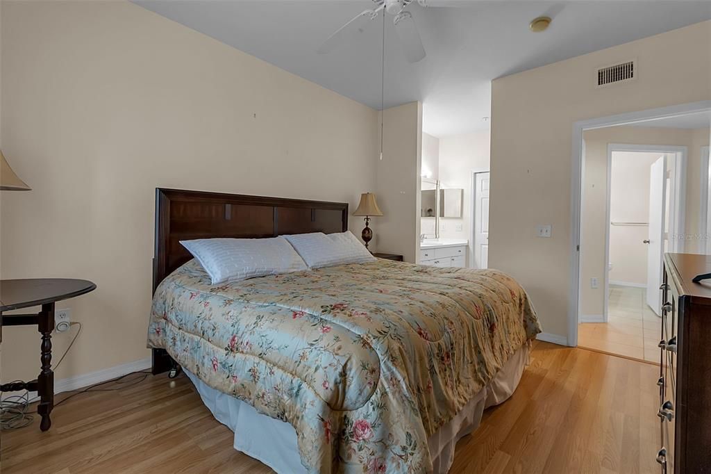 Под контрактом: $189,999 (2 спален, 1 ванн, 1116 Квадратных фут)