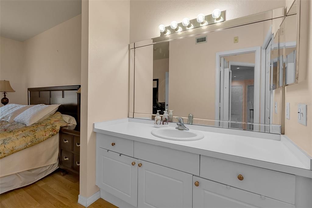 Под контрактом: $189,999 (2 спален, 1 ванн, 1116 Квадратных фут)