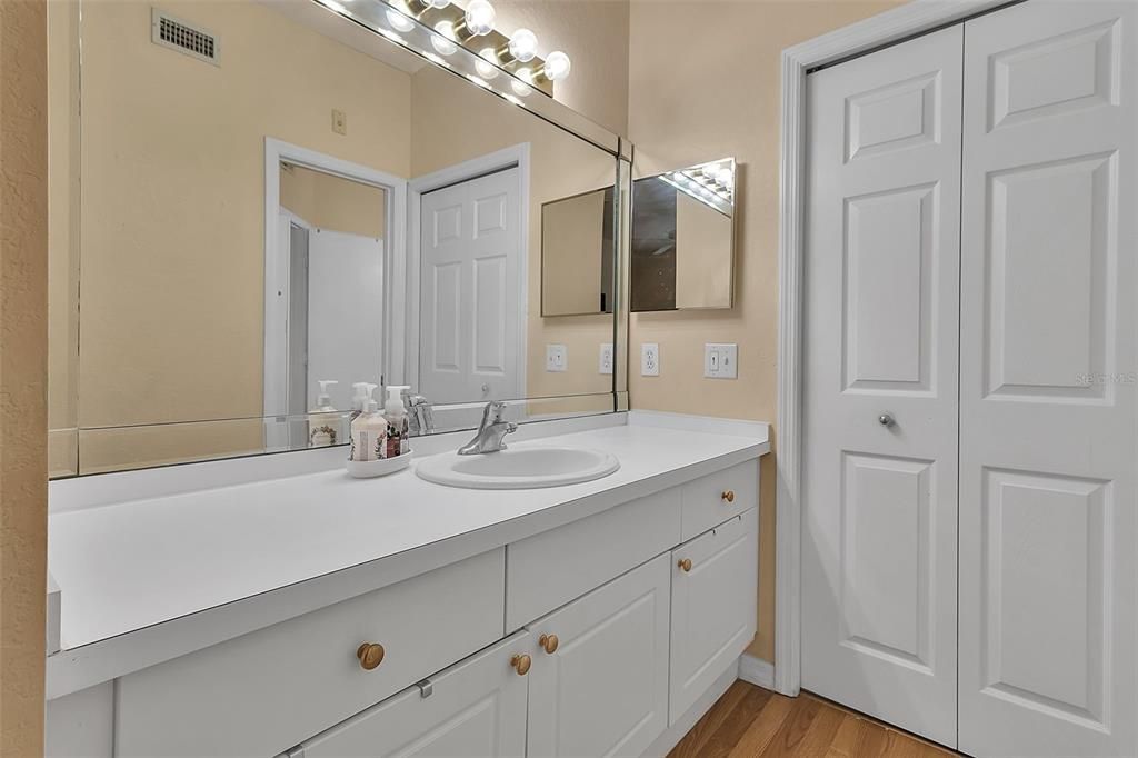 Под контрактом: $189,999 (2 спален, 1 ванн, 1116 Квадратных фут)