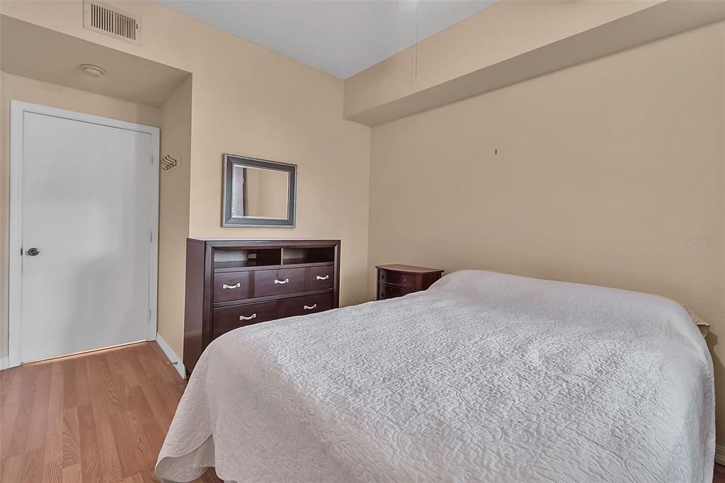 Под контрактом: $189,999 (2 спален, 1 ванн, 1116 Квадратных фут)