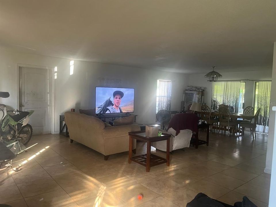 待售: $349,000 (0 贝兹, 0 浴室, 2200 平方英尺)