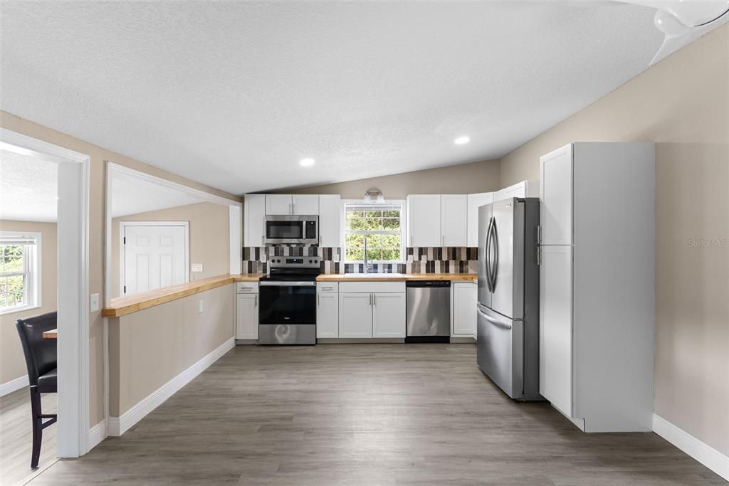 For Sale: $285,999 (3 beds, 2 baths, 1400 Square Feet)