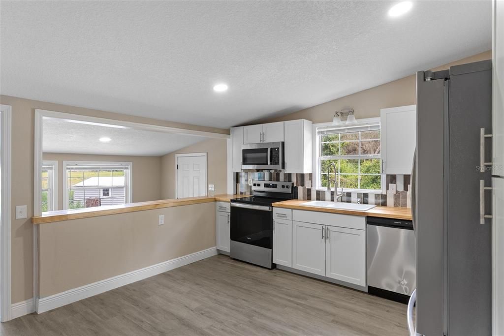 For Sale: $285,999 (3 beds, 2 baths, 1400 Square Feet)