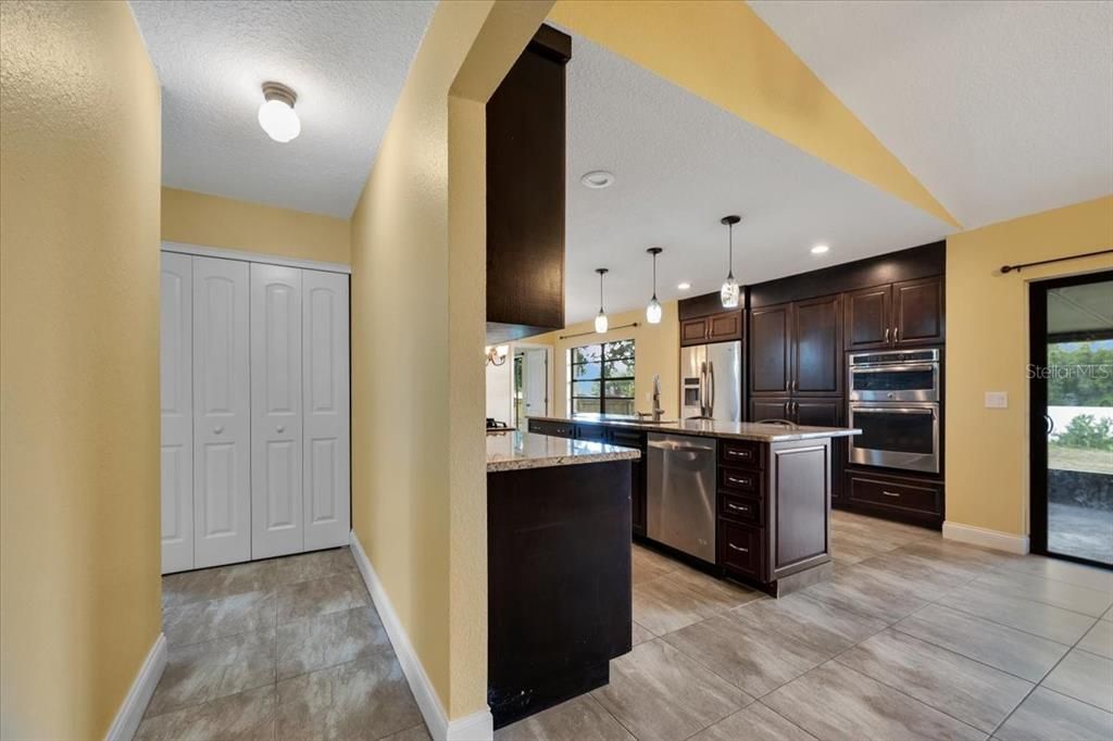 Под контрактом: $515,000 (3 спален, 2 ванн, 1604 Квадратных фут)