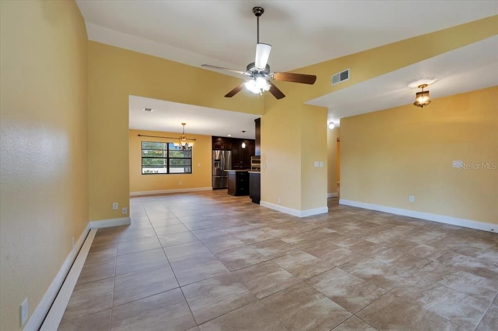 Под контрактом: $515,000 (3 спален, 2 ванн, 1604 Квадратных фут)